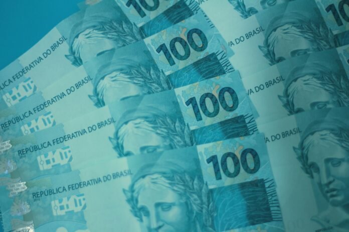 Notas de real brasileiro empilhadas representando finanças pessoais e investimentos