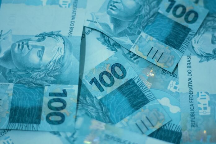 Notas de real brasileiro representando o resumo da economia de julho de 2026